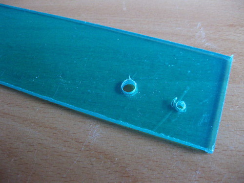 задняя стенка коробка с отверстиями для проводов
